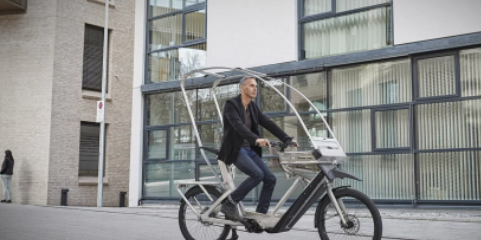 A bicicleta elétrica com teto retrátil espera manter os ciclistas secos