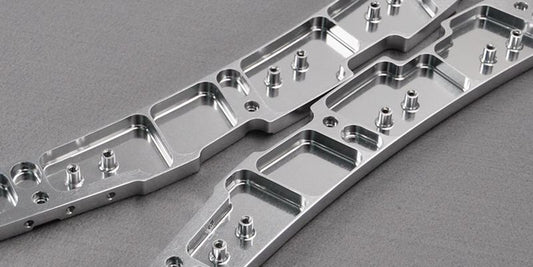 Como as tolerâncias mais rígidas das peças CNC impactam o design e a produção?