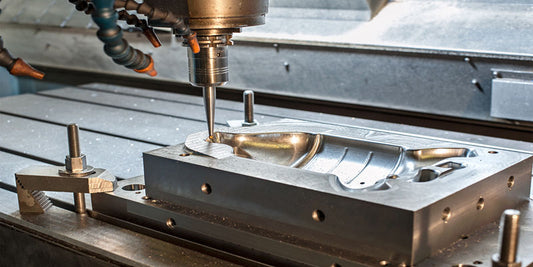 Corte CNC vs. Corte a laser: qual processo é melhor para você?