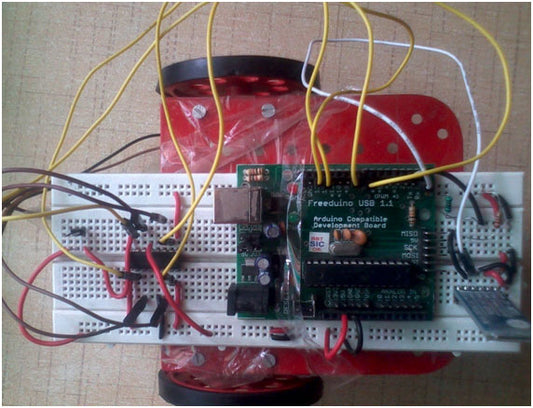 Robô controlado por telefone Android usando Arduino