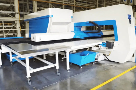 Unidade automatizada de puncionamento e corte CNC: fabricação de chapas metálicas