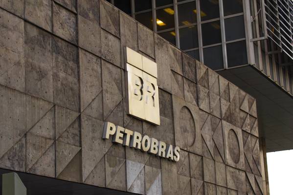 Ações da Petrobras despencam devido à frustração com dividendos e rebaixamentos