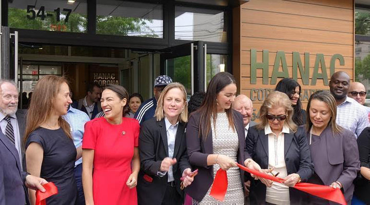 Funcionarios y socios de la ciudad dan la bienvenida a nuevos inquilinos en la gran inauguración de una residencia para personas mayores asequible y ecológica en Corona, Queens 