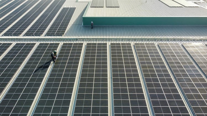 Cargadores para vehículos eléctricos: el complemento ideal a un panel solar comercial 