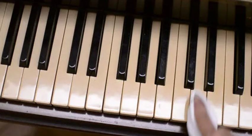 Como desbloquear teclas de piano com WD-40