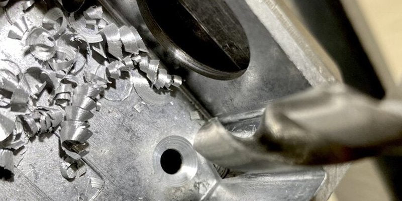Como fazer um furo escareado em peças de metal?