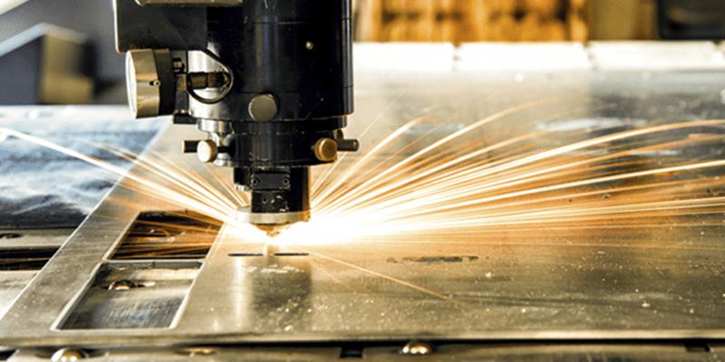 Corte a laser de chapas metálicas: processo, vantagens, desvantagens e aplicações