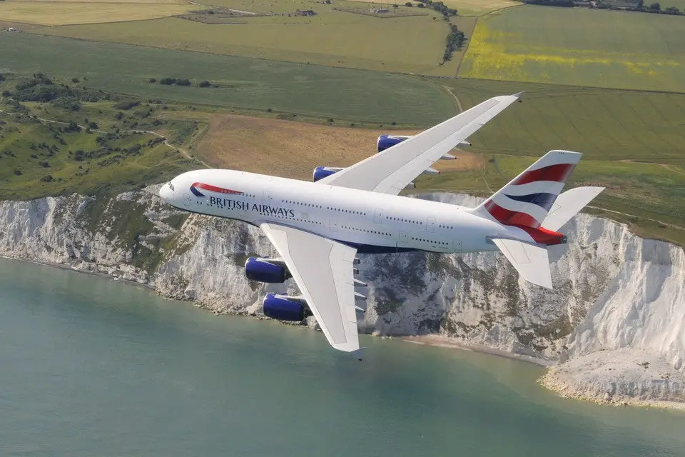 IAG, controladora da British Airways, assina acordo para quase 1 bilhão de litros de combustível de aviação sustentável