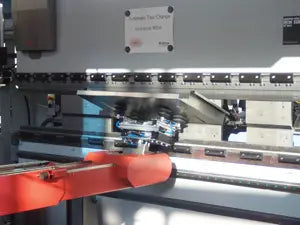 Integração e automação robô de prensa - Compraco Distribuidor e Fabricante de Aços