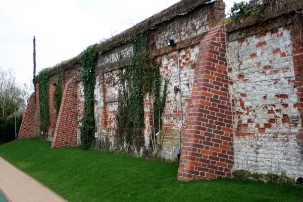 Retaining walls with supporting pillars 