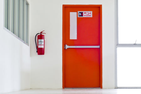 ¿Cuándo necesita puertas de acceso resistentes al fuego para su edificio? 