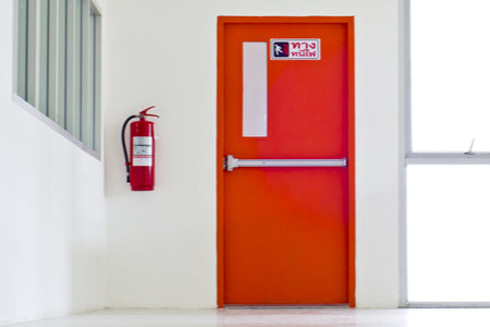 Quando você precisa de portas de acesso resistentes ao fogo para o seu edifício?