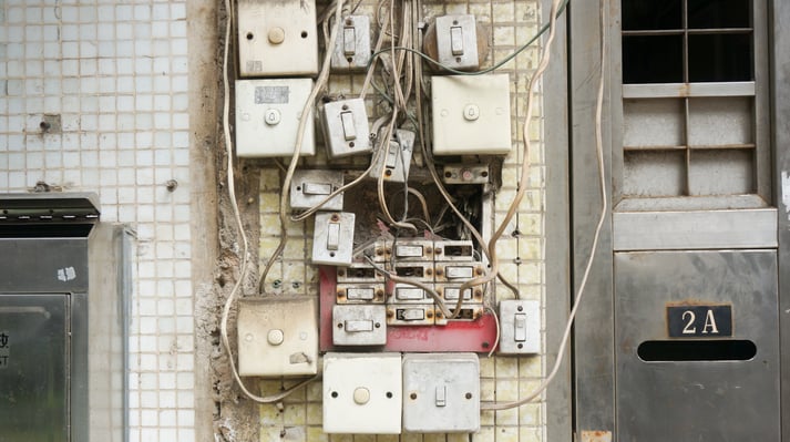 Riesgos comunes de seguridad eléctrica en hogares y empresas. 