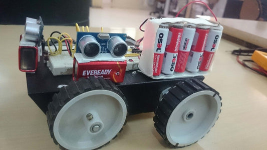Robô de seguimento de parede eficiente com sensor ultrassônico que funciona em ambientes internos e externos