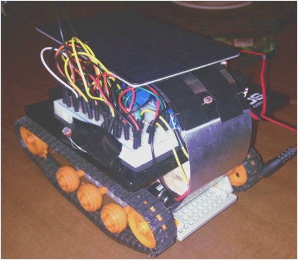 Robô movido a energia solar controlado por lanterna usando Arduino