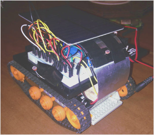 Robô movido a energia solar controlado por lanterna usando Arduino