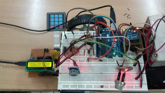 Robô sem fio de monitoramento de gás industrial e controlado por teclado