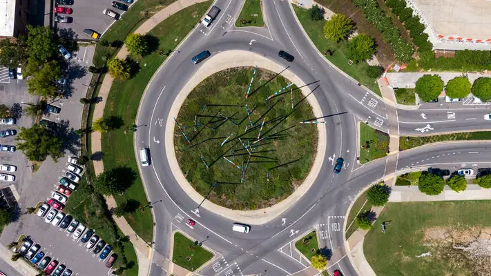 Cruces de carreteras: mejorar el flujo de tráfico y la seguridad 