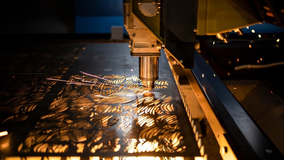 Como escolher o tipo certo de corte a laser para seu próximo projeto - Compraco Distribuidor e Fabricante de Aços