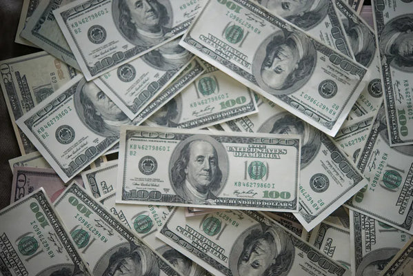 Dólar sobe com risco após decisão do Copom