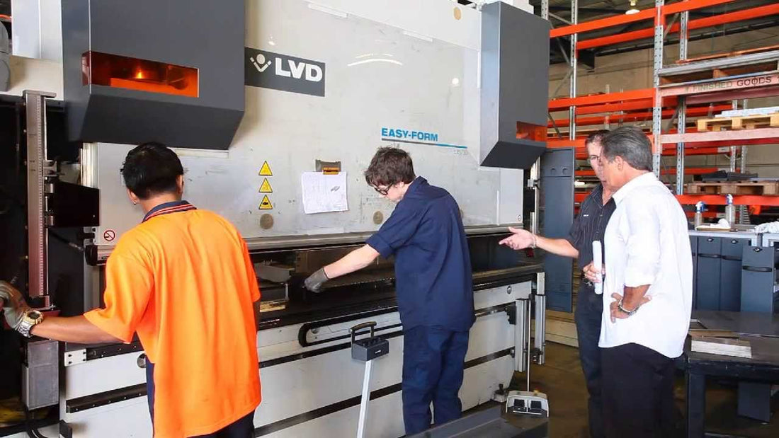 Guia especializado para instalação de prensa dobradeira CNC - Compraco Distribuidor e Fabricante de Aços