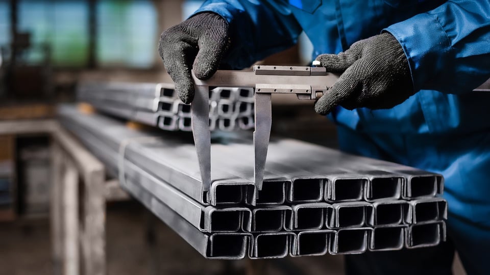 Os fabricantes devem se preocupar com a certificação ISO para fabricação de metal? - Compraco Distribuidor e Fabricante de Aços