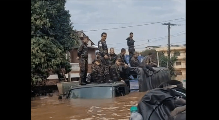 Soldados del ejército brasileño atrapados en camiones durante las inundaciones en RS 