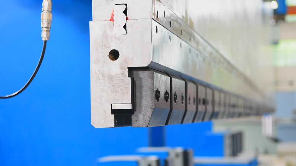 Explicação do ajuste da prensa dobradeira CNC - Compraco Distribuidor e Fabricante de Aços