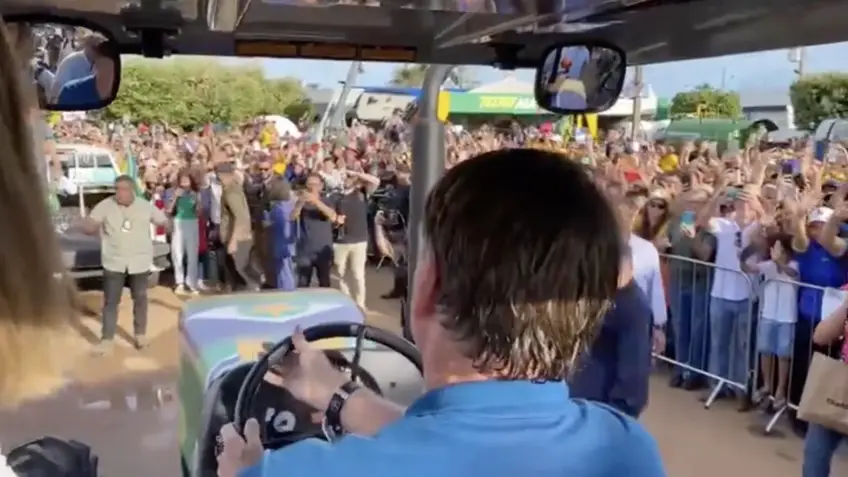 Bolsonaro chega dirigindo trator na Feira Norte Show no Mato Grosso